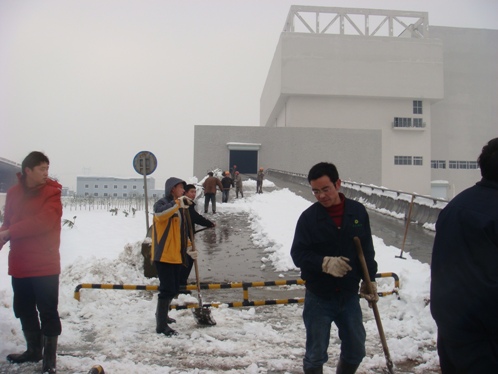 员工奋战在冰雪第一线，集团领导表示亲切慰问